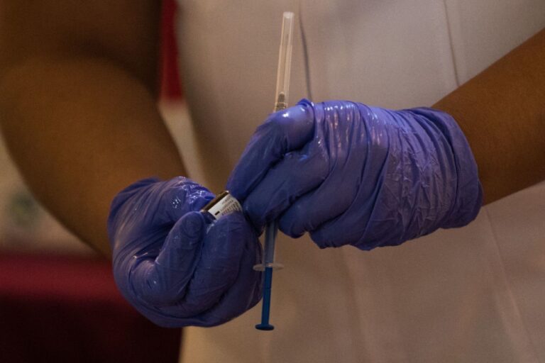 PRD busca endurecer penas de cárcel por falsificar la vacuna COVID-19