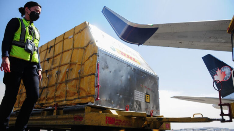 Listas para aplicar; llegan a México más de 500 mil vacunas de Pfizer