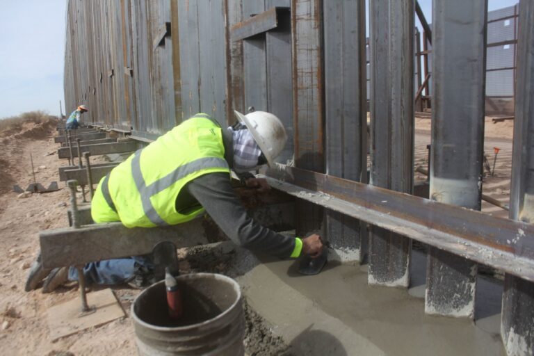 AMLO aplaude a Biden: califica de “hecho histórico” su orden de cancelar el muro