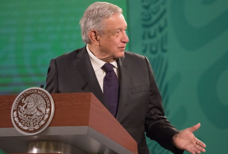 AMLO evade llamado a “romper el pacto” y dejar de respaldar a Salgado Macedonio