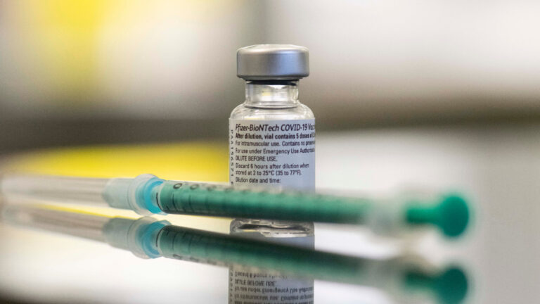 Pese a retrasos, hoy llegan más de 400 mil vacunas de Pfizer para inocular a personal médico