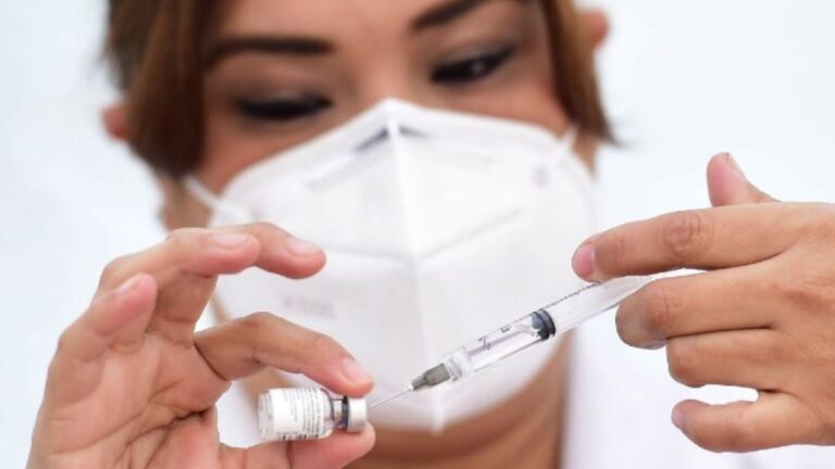 Abren registro de adultos mayores para vacunación contra COVID; así se debe hacer