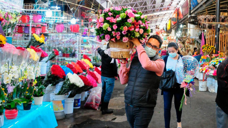Sin besos ni abrazos: piden celebrar 14 de febrero con sana distancia
