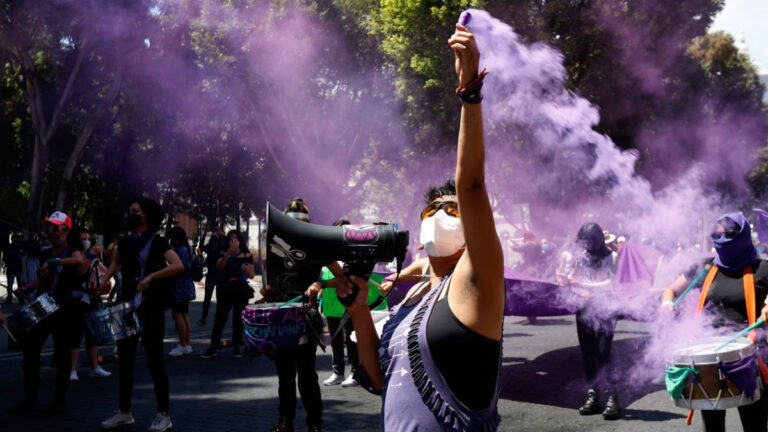 Mujeres se manifiestan virtualmente durante mañanera de AMLO