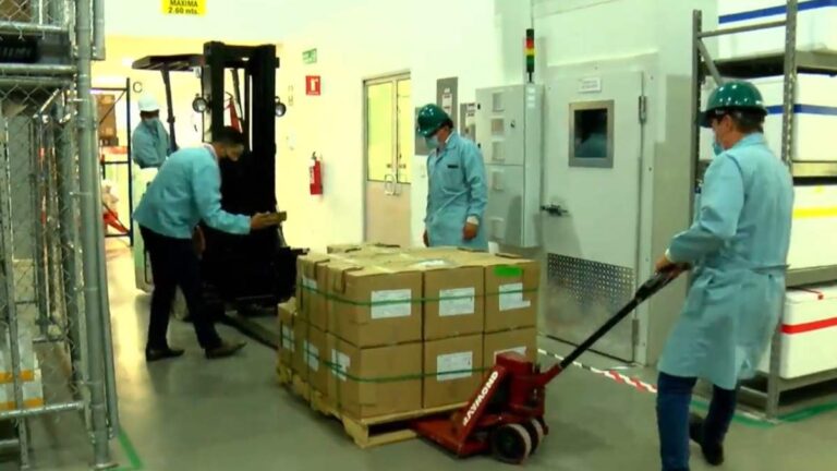 Dan banderazo de salida a los primeros lotes de la vacuna Cansino envasada en México
