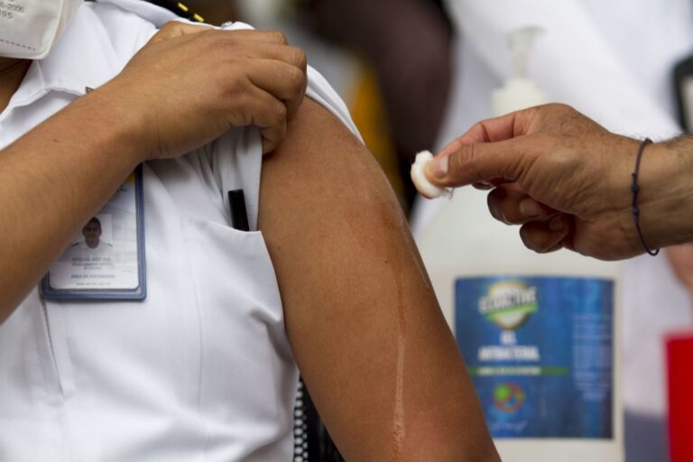 A paso lento: solo 2 de cada 100 mexicanos cuentan con una dosis contra el COVID