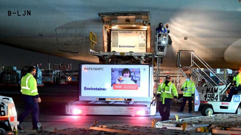 Llegan a México un millón de dosis de la vacuna Sinovac