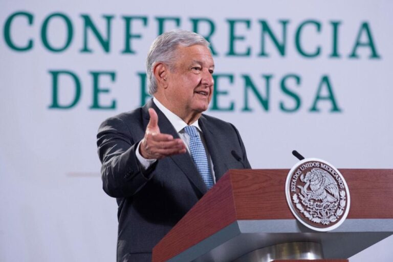 AMLO pide que en las marchas del #8M no haya violencia ni daños a monumentos