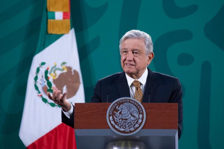 AMLO presume que la “4T” tiene relevos para escoger y sus rivales políticos no