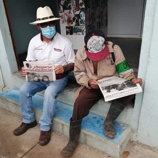Sergio Guzmán Ricardez con el “manual” de la 4T
