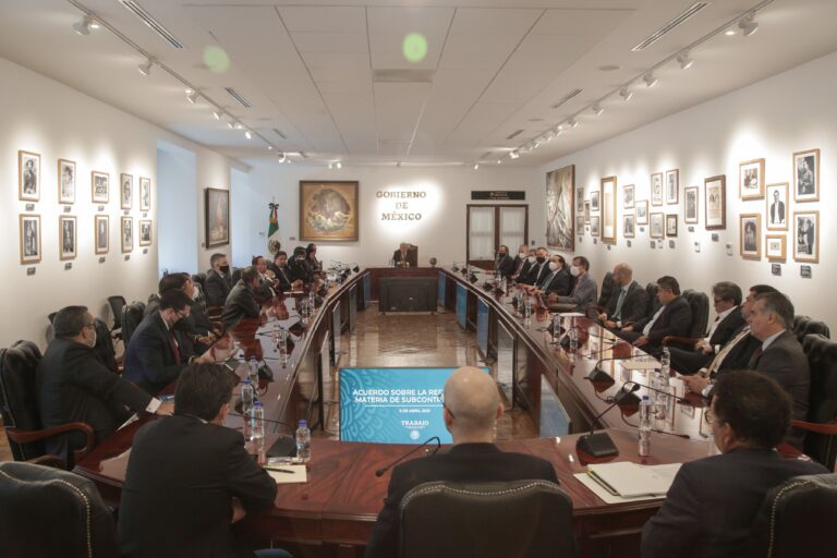 AMLO anuncia acuerdo sobre ‘outsourcing’ con empresarios y sindicatos