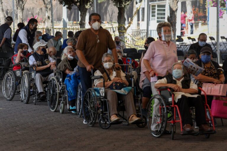 Misión contra el COVID-19: vacunar a todos los adultos mayores en 30 días