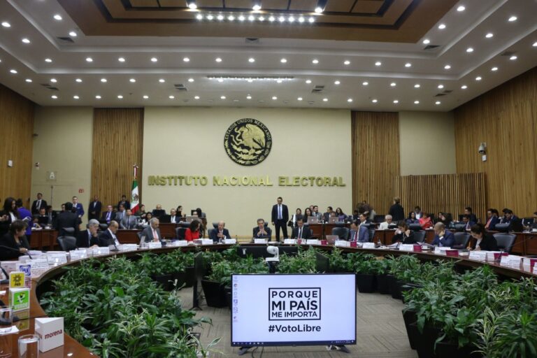 AMLO a favor de reformar al INE para evitar simulación y garantizar democracia