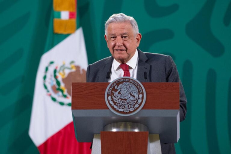 A una semana de elecciones, AMLO insiste en que no subirá el precio de la luz