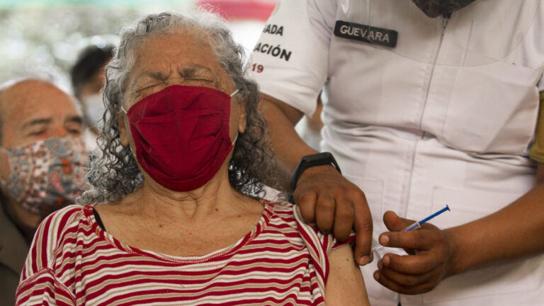 Gobierno planea vacunar a casi 530 mil trabajadores de la educación en estos 5 estados