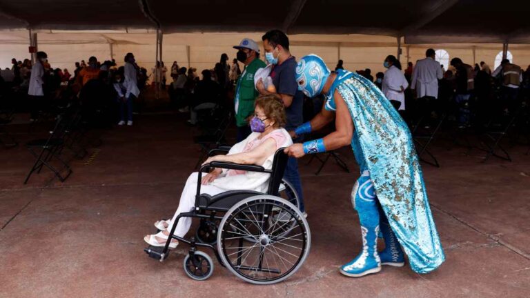Todos los adultos mayores recibirán primera dosis COVID-19 en abril: AMLO