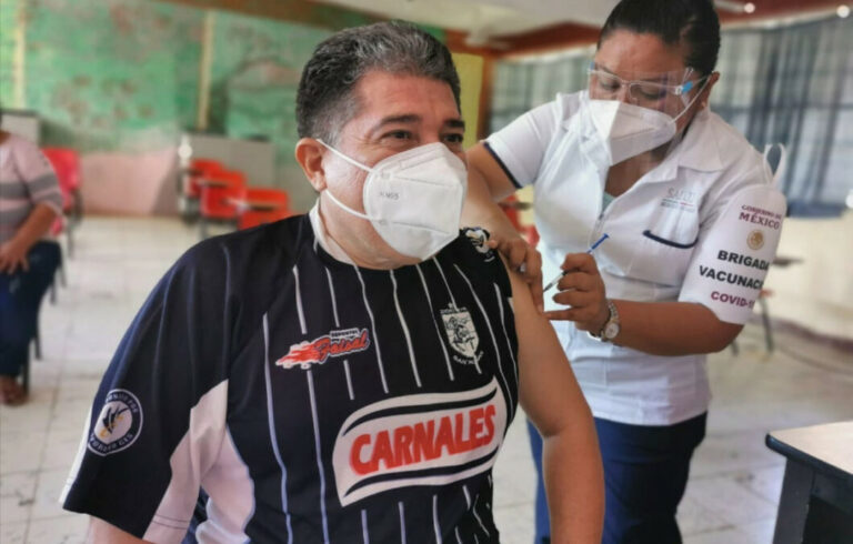 Así inició la vacunación de maestras y maestros contra COVID en 5 estados; ve sedes