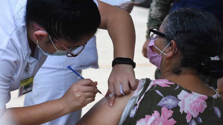 Con lote de hoy, se prevé terminar vacunación de adultos mayores con una dosis: AMLO