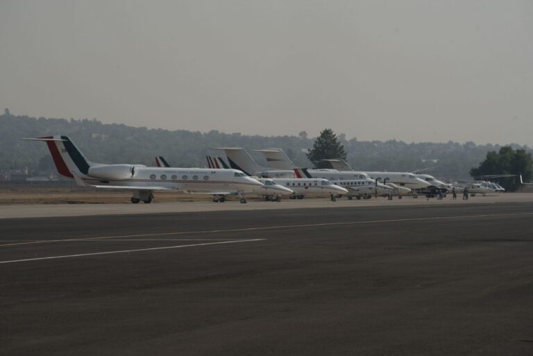 Sin comprador y sin volar, las 38 aeronaves de la FGR que AMLO ofreció vender