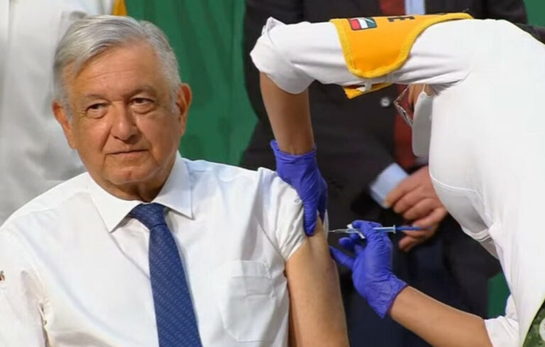 AMLO se vacuna contra COVID-19; le aplican primera dosis de AstraZeneca