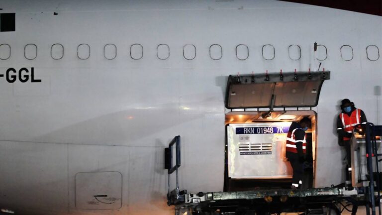 Llegan 1.2 millones de vacunas AstraZeneca desde EU