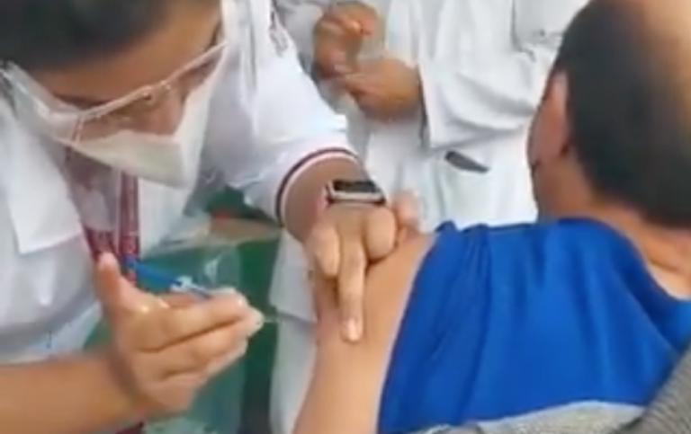 AMLO ve posible “montaje” en aplicación de vacuna vacía de adulto mayor