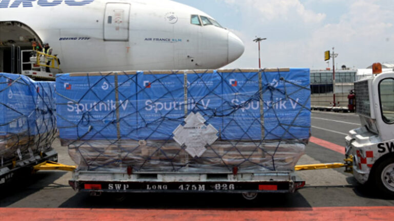 México recibe sexto embarque de vacunas Sputnik V; son 500 mil dosis