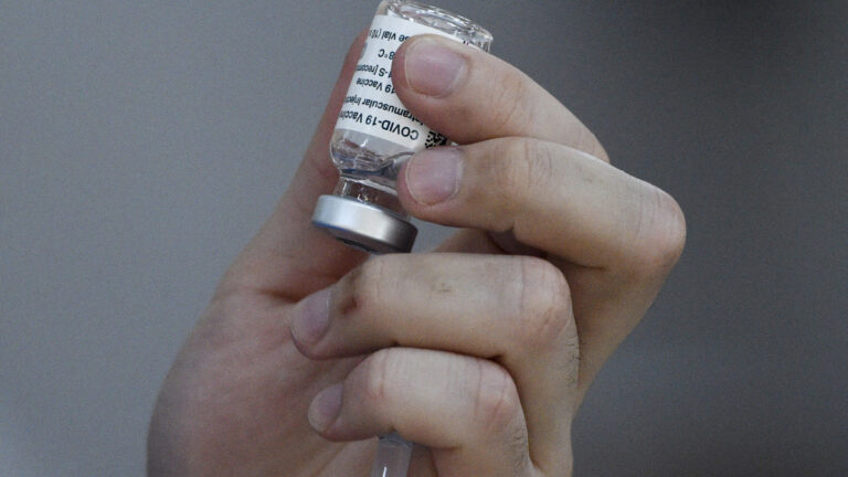 Primeros lotes de vacunas de AstraZeneca envasados en México serán liberados esta semana