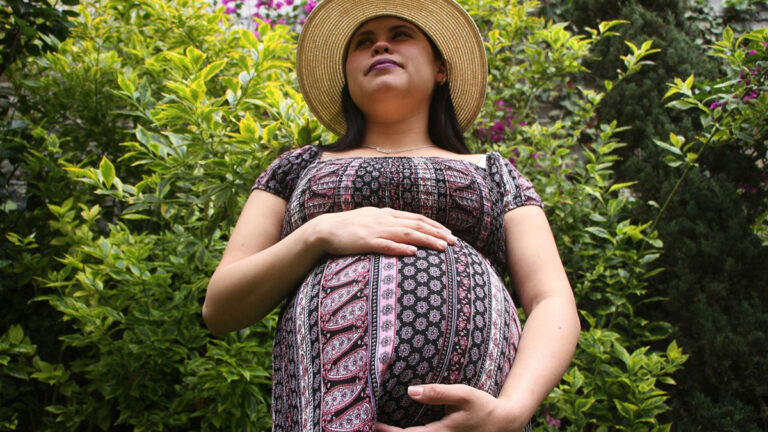 Al año nacen 380 mil bebés de madres de entre 10 y 19 años: expertos