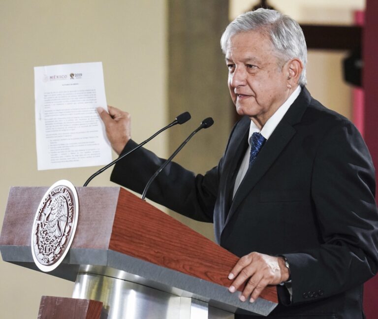 AMLO firma ante notario público su compromiso de no reelección