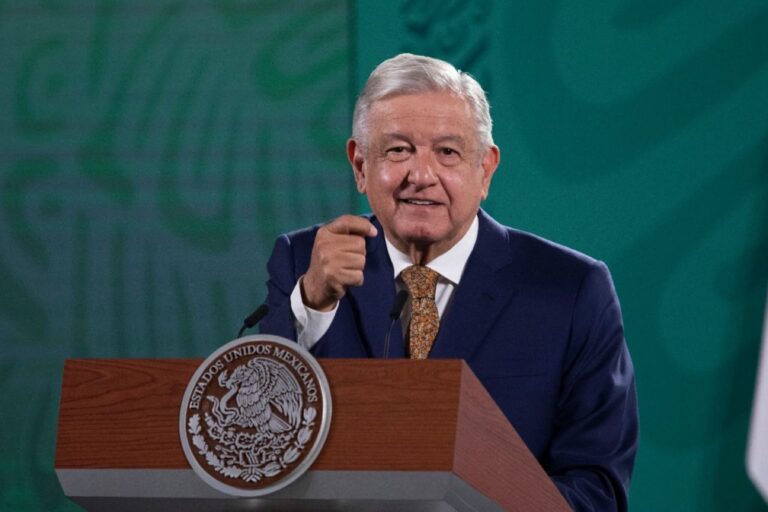 ¿Informar es violar la Constitución?, pregunta AMLO al Tribunal Electoral