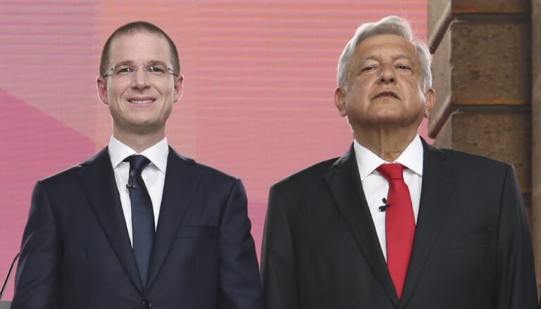 AMLO bromea a Anaya que celebrará con una Pacífico, él responde: “con Victoria