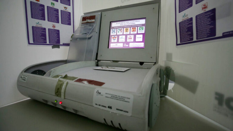 INE podría utilizar urnas electrónicas para consulta popular; así funcionan