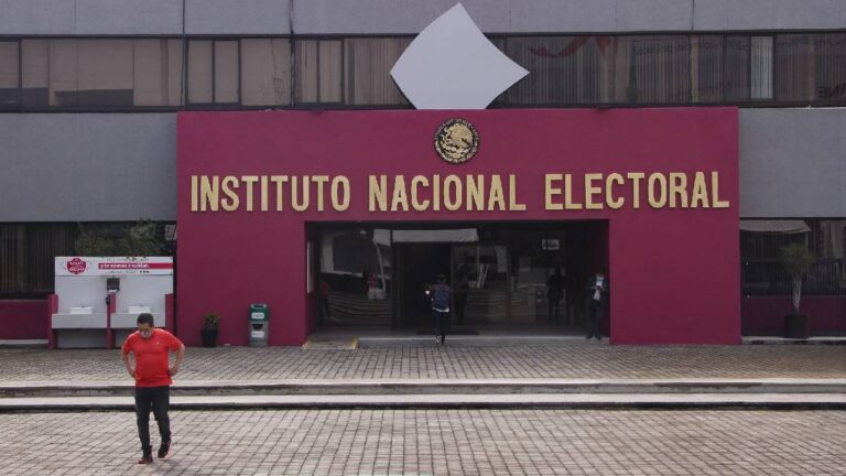 INE determina improcedente solicitud de medidas cautelares contra AMLO y Morena