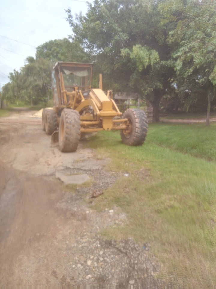 Agua Dulce…realidad reparación de carretera a “Los Manantiales”