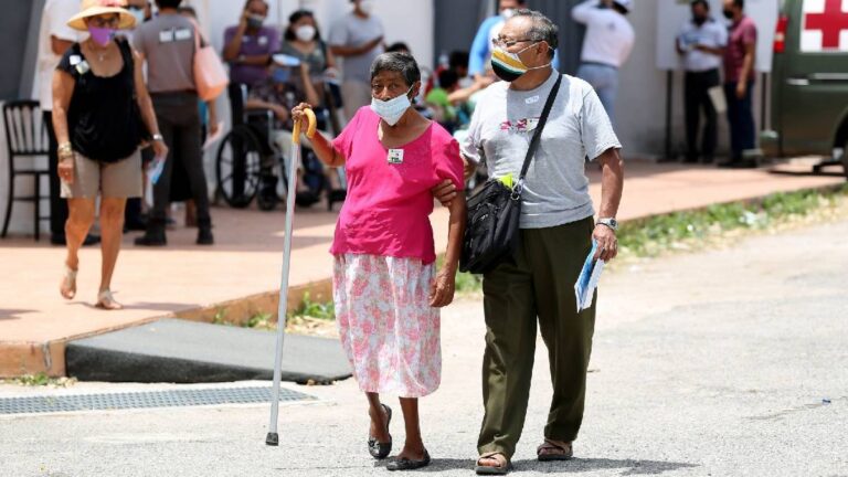 Bienestar pide a mayores de 65 años acudir a módulos en fecha y hora programada, no antes