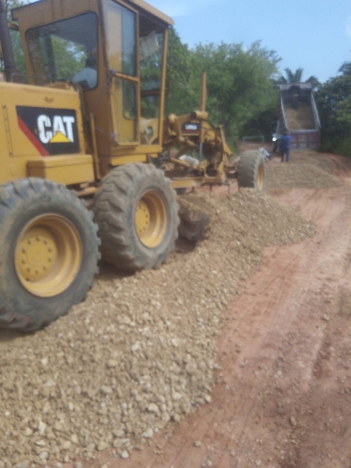 Avanzan trabajos de la carretera a “Los Manantiales”
