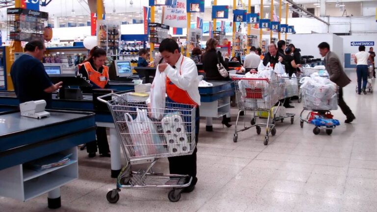 Inapam alcanza acuerdo para que adultos mayores regresen como empacadores a tiendas