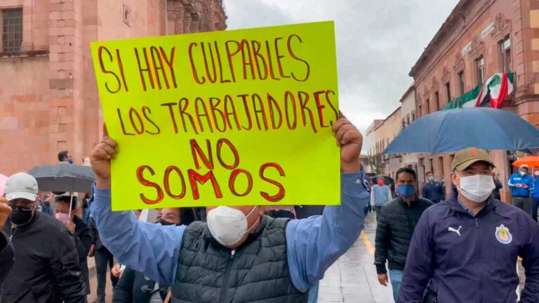 Maestros y trabajadores paralizan vialidades de Zacatecas