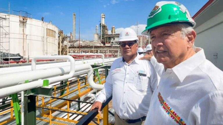 AMLO supervisa refinería Dos Bocas, estará lista en junio de 2022