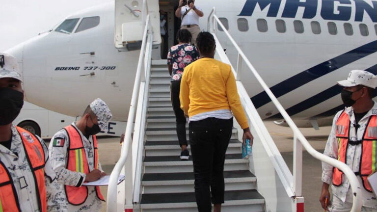 México inicia vuelos de repatriación voluntaria de migrantes haitianos