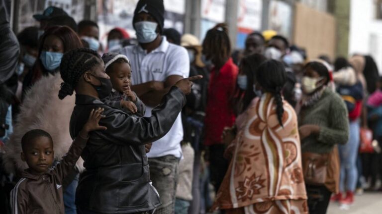 En avión: México envía a Haití segundo vuelo con migrantes