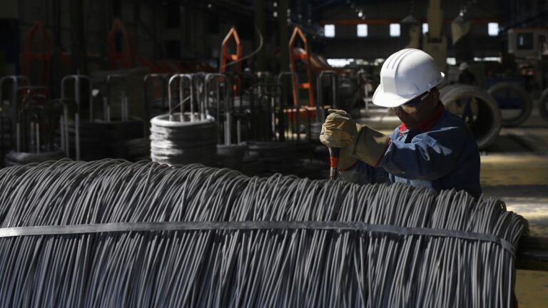 México restablecerá aranceles temporales a importación de acero; ve por qué