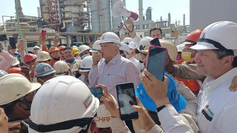 Supervisa AMLO rehabilitación de refinería en Salina Cruz, Oaxaca