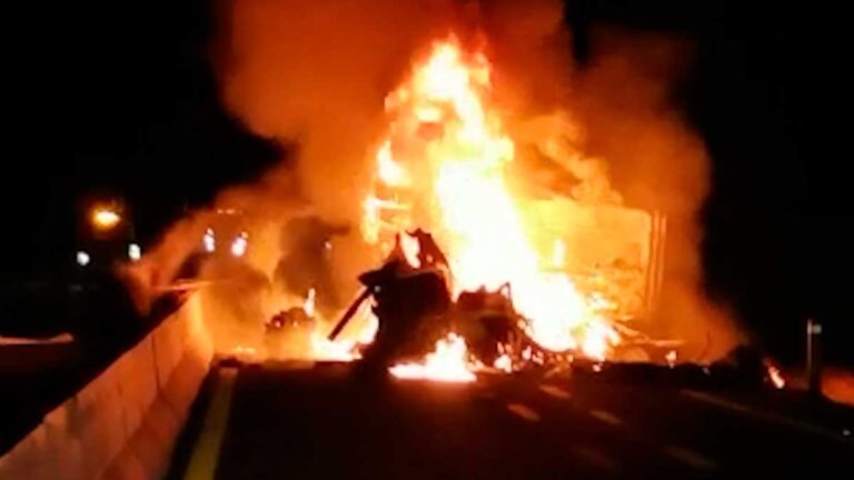 Mueren migrantes al incendiarse el tráiler en donde viajaban