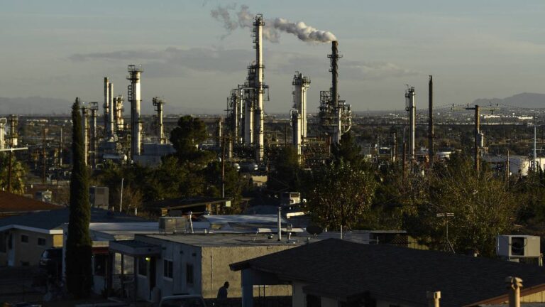 EU venderá 18 millones de barriles de petróleo de sus reservas; ve razón