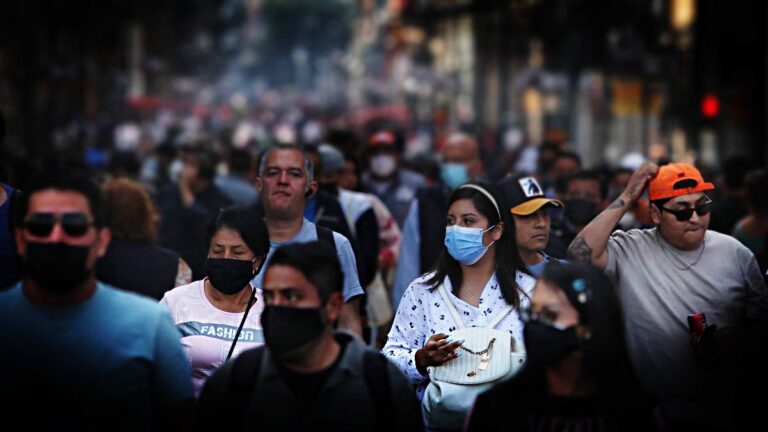 Bajan 20% muertes y contagios de COVID en México: OPS pide no bajar guardia en fiestas navideñas