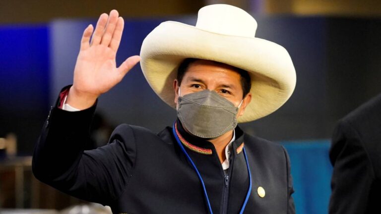 Investigan a presidente peruano por ascensos militares; oposición busca destituirlo