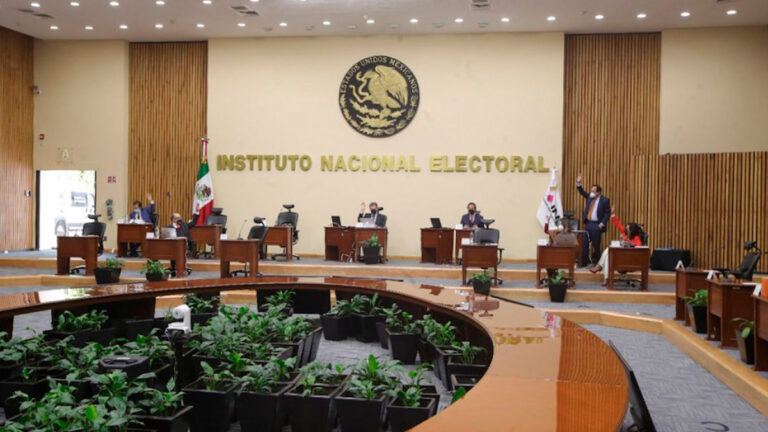 Diputados presentan ante Corte controversia contra INE por revocación de mandato