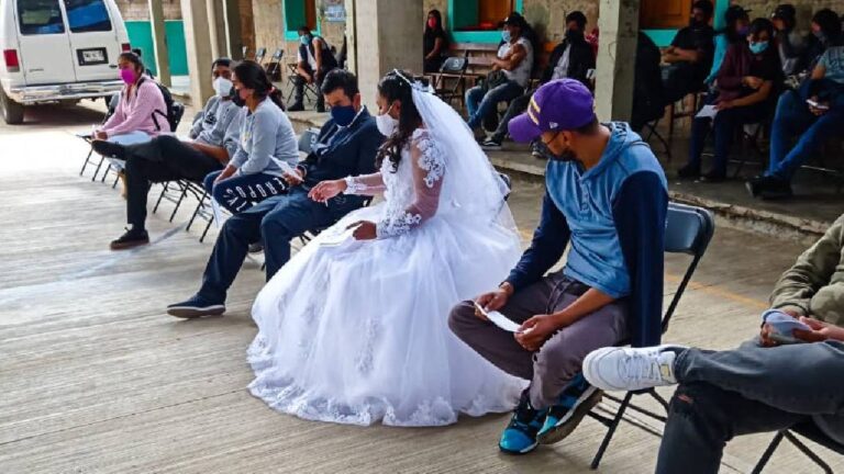 Le dan el SÍ a la salud: Van a vacunarse contra COVID vestidos de novios en Oaxaca